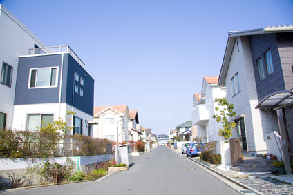 モダンな住宅地と青空